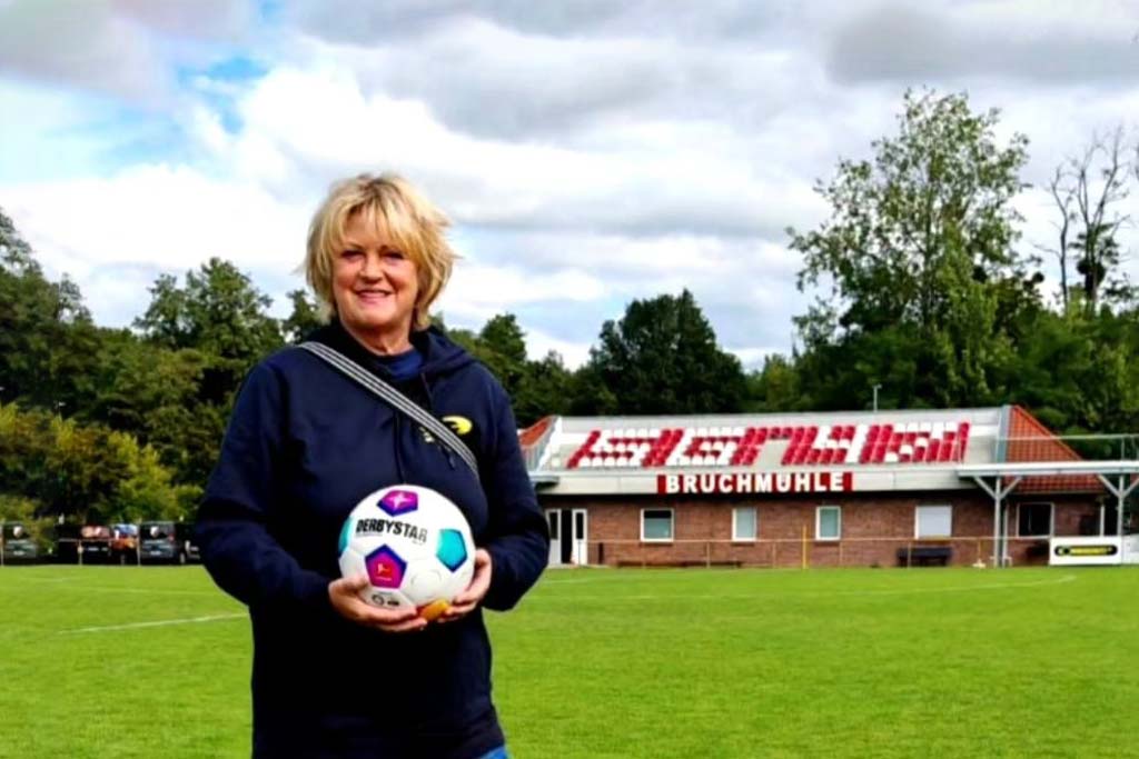 Kerstin Fricke MTC Prokuristin auf dem Fußballfeld