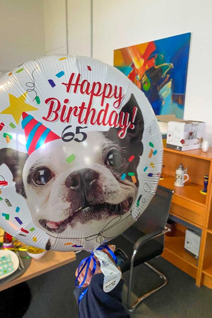 Balon z „Happy Birthday” na urodziny pracowników MTC dla kultury korporacyjnej w technologii ruchu