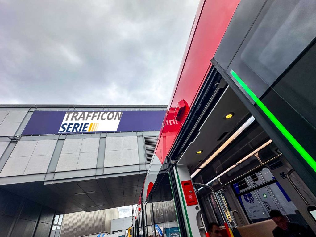 Bild von einer Bustür und dem Schriftzug Trafficon-Serie für Türtypen im ÖPNV