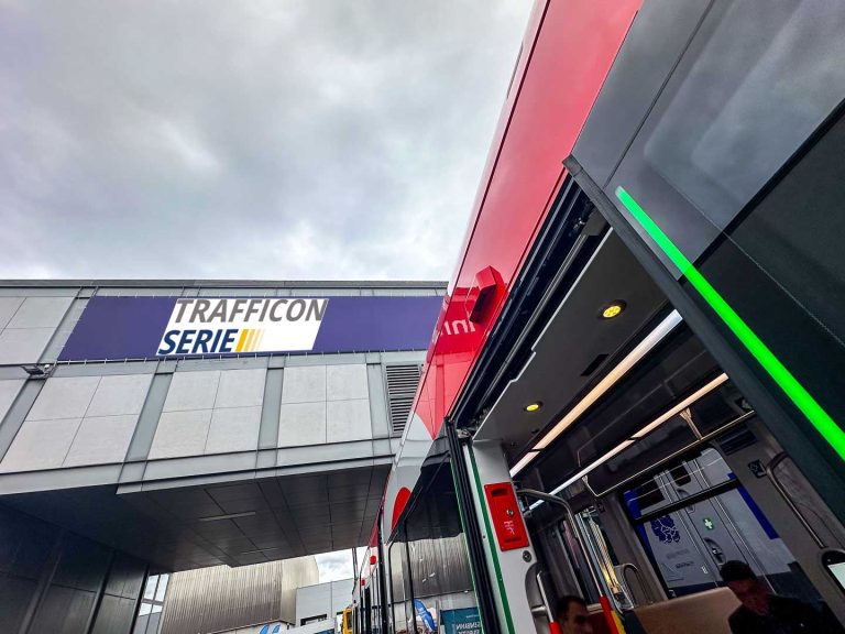 Bild von einer Bustür und dem Schriftzug Trafficon-Serie für Türtypen im ÖPNV