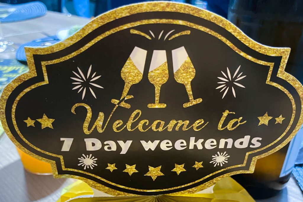 Schild, auf dem steht "Welcome to 7 day weekends" zur Verabschiedung von zwei Mitarbeitern bei MTC